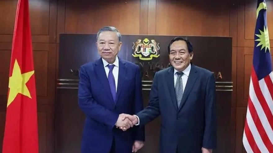 Party leader meets with Malaysian Senate President in Kuala Lumpur